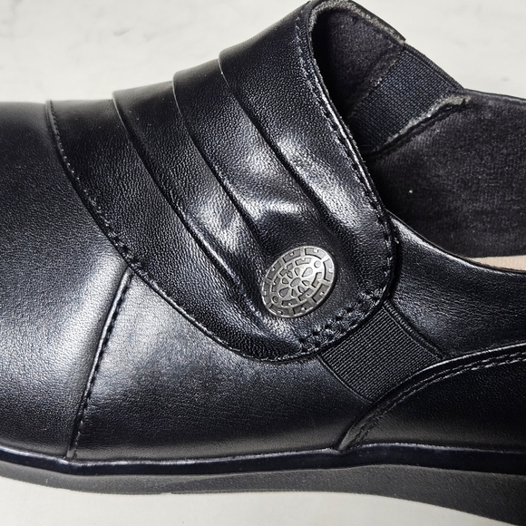 Women's Black Leather Slip-On Shoes. Size 8.5 - Picture 8 of 9